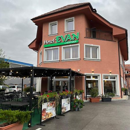 Hotel Evan U Hoffera Topoľčany エクステリア 写真