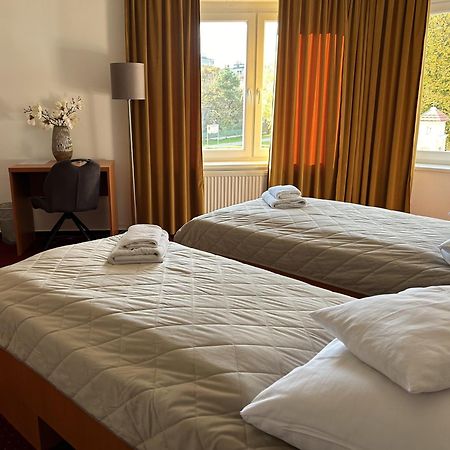 Hotel Evan U Hoffera Topoľčany エクステリア 写真