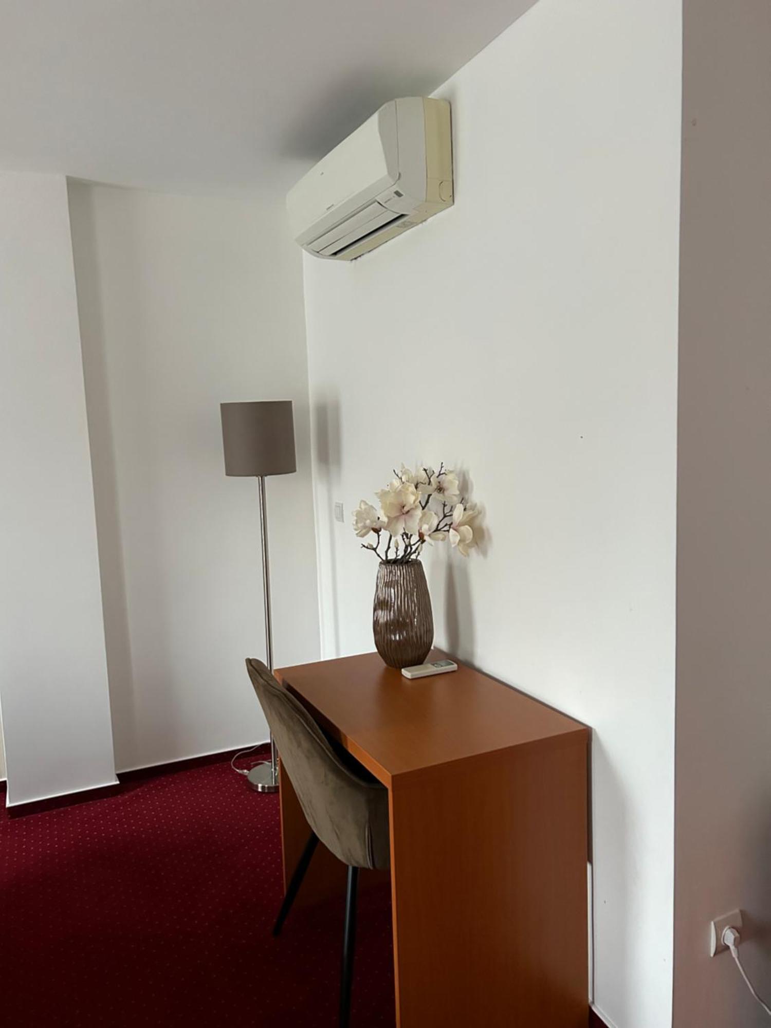 Hotel Evan U Hoffera Topoľčany エクステリア 写真