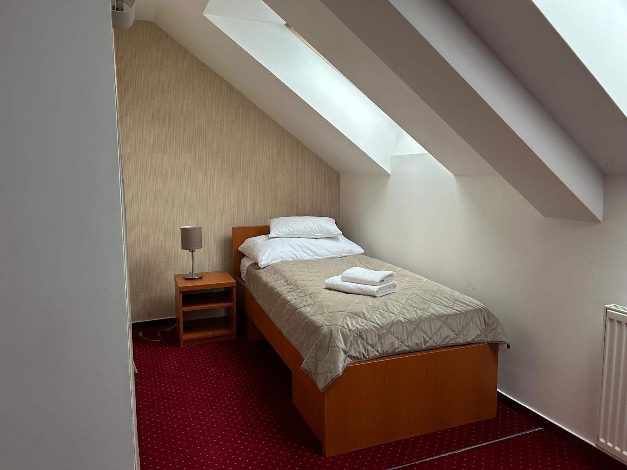 Hotel Evan U Hoffera Topoľčany エクステリア 写真
