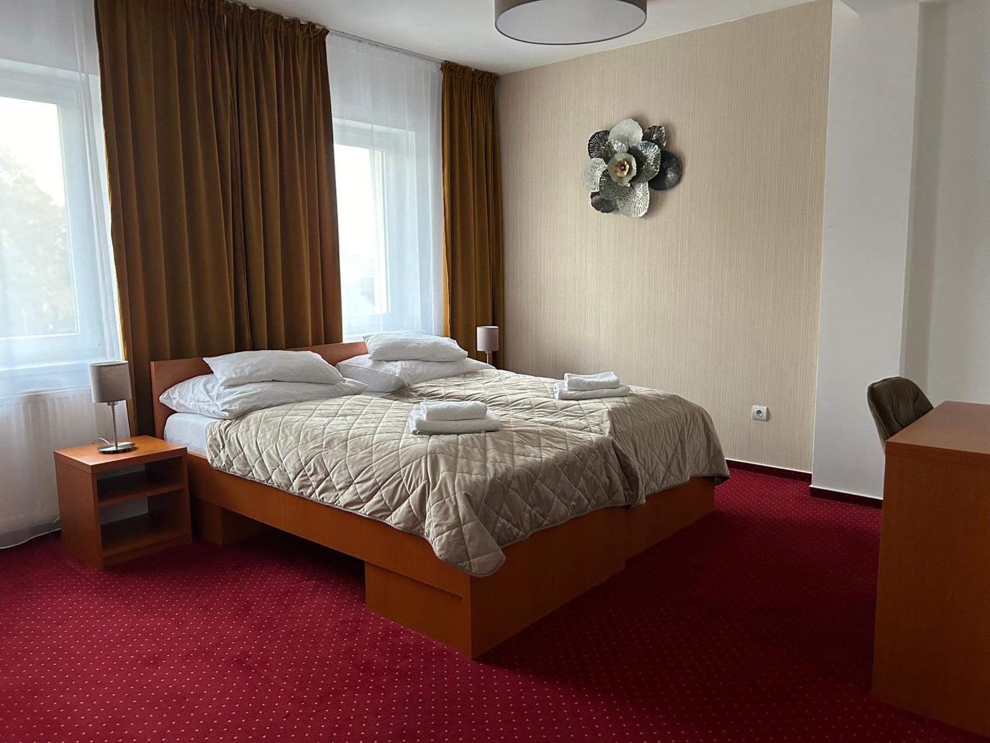 Hotel Evan U Hoffera Topoľčany エクステリア 写真