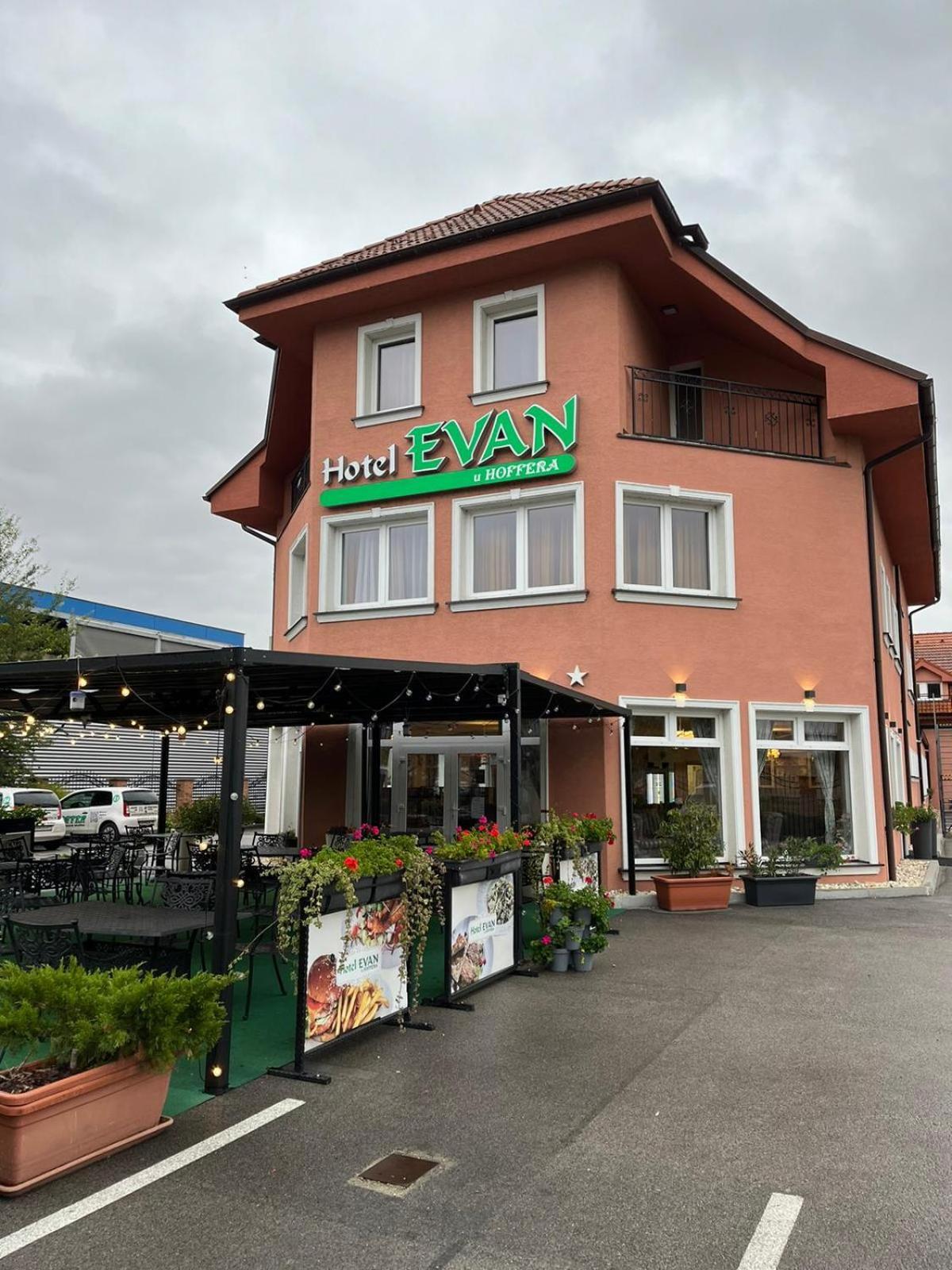 Hotel Evan U Hoffera Topoľčany エクステリア 写真