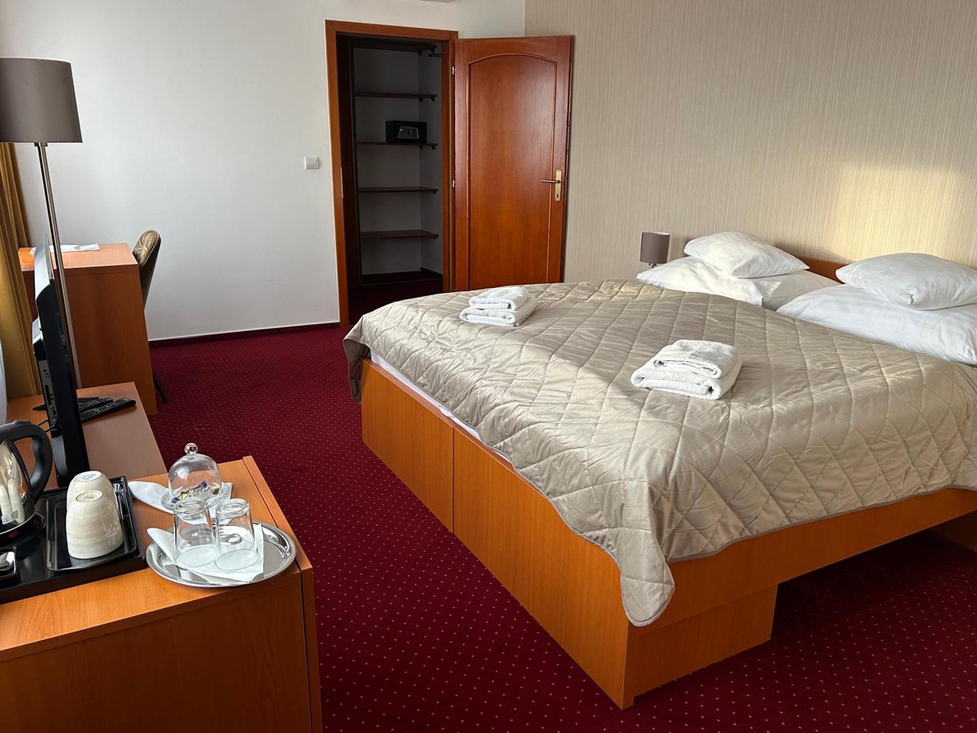 Hotel Evan U Hoffera Topoľčany エクステリア 写真