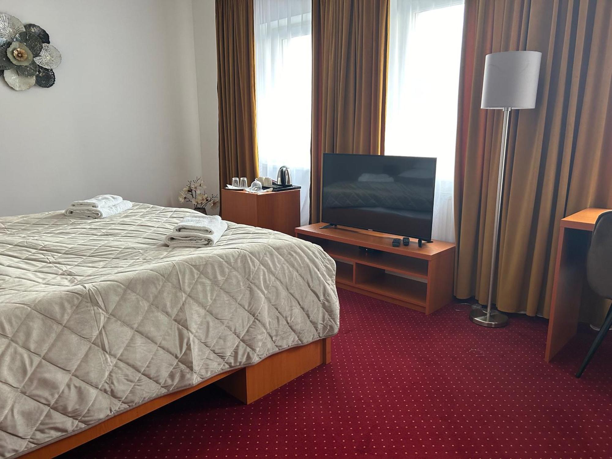 Hotel Evan U Hoffera Topoľčany エクステリア 写真