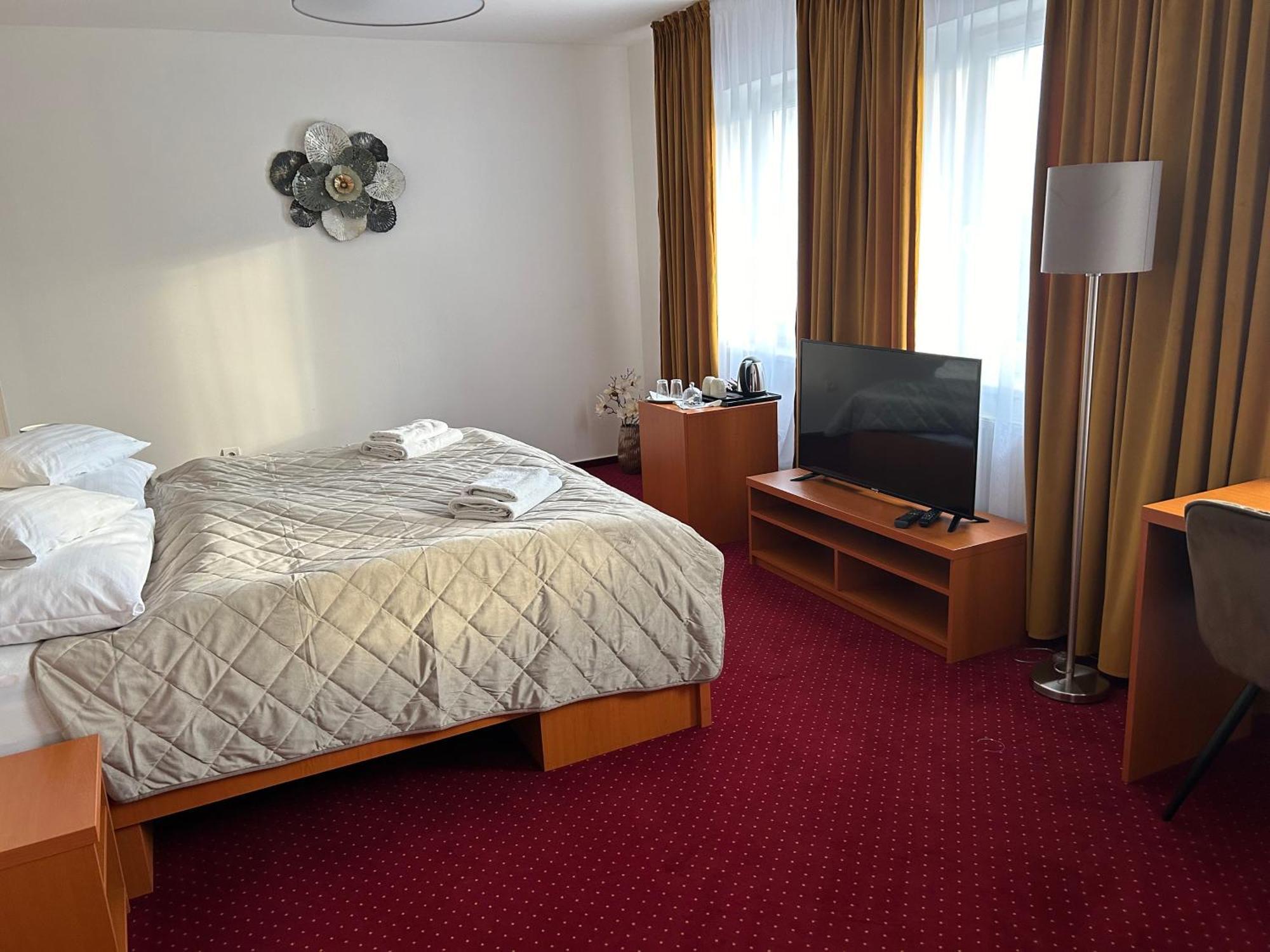 Hotel Evan U Hoffera Topoľčany エクステリア 写真