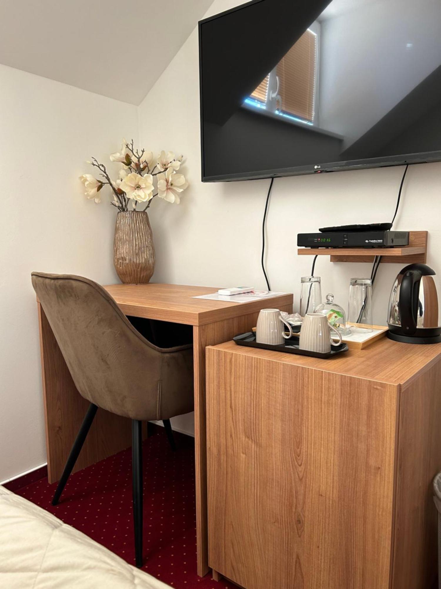 Hotel Evan U Hoffera Topoľčany エクステリア 写真