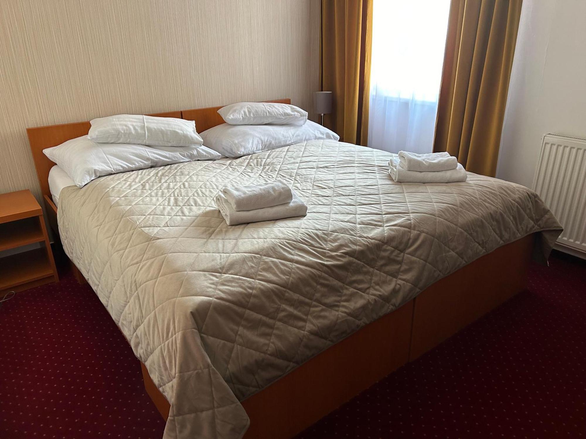 Hotel Evan U Hoffera Topoľčany エクステリア 写真
