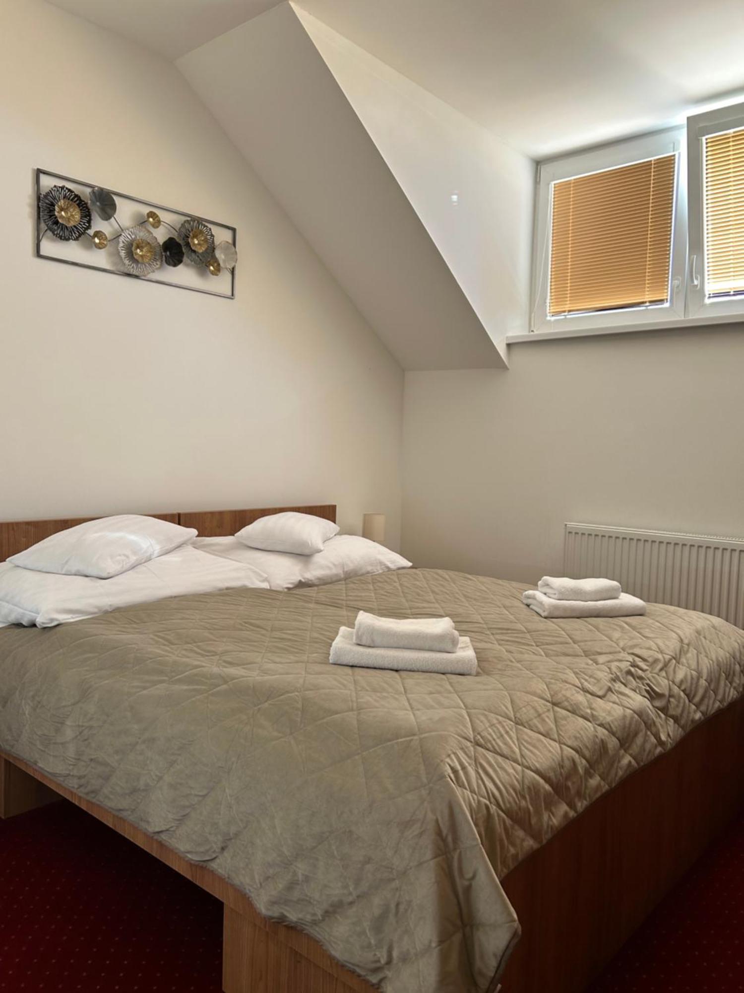 Hotel Evan U Hoffera Topoľčany エクステリア 写真