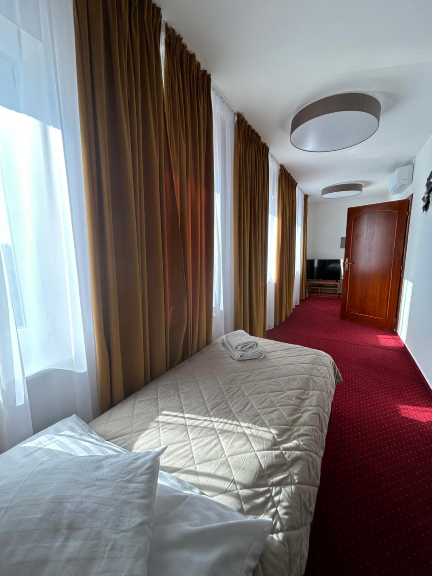Hotel Evan U Hoffera Topoľčany エクステリア 写真