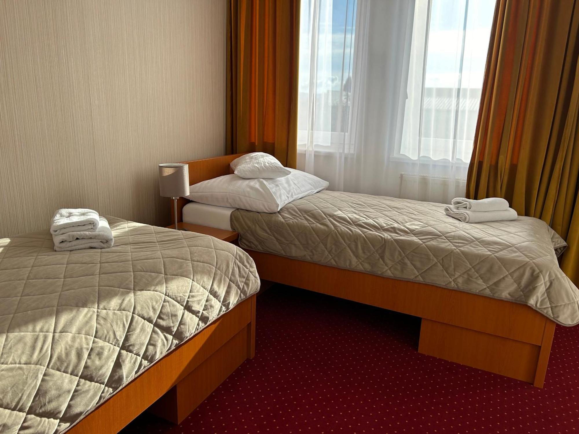 Hotel Evan U Hoffera Topoľčany エクステリア 写真