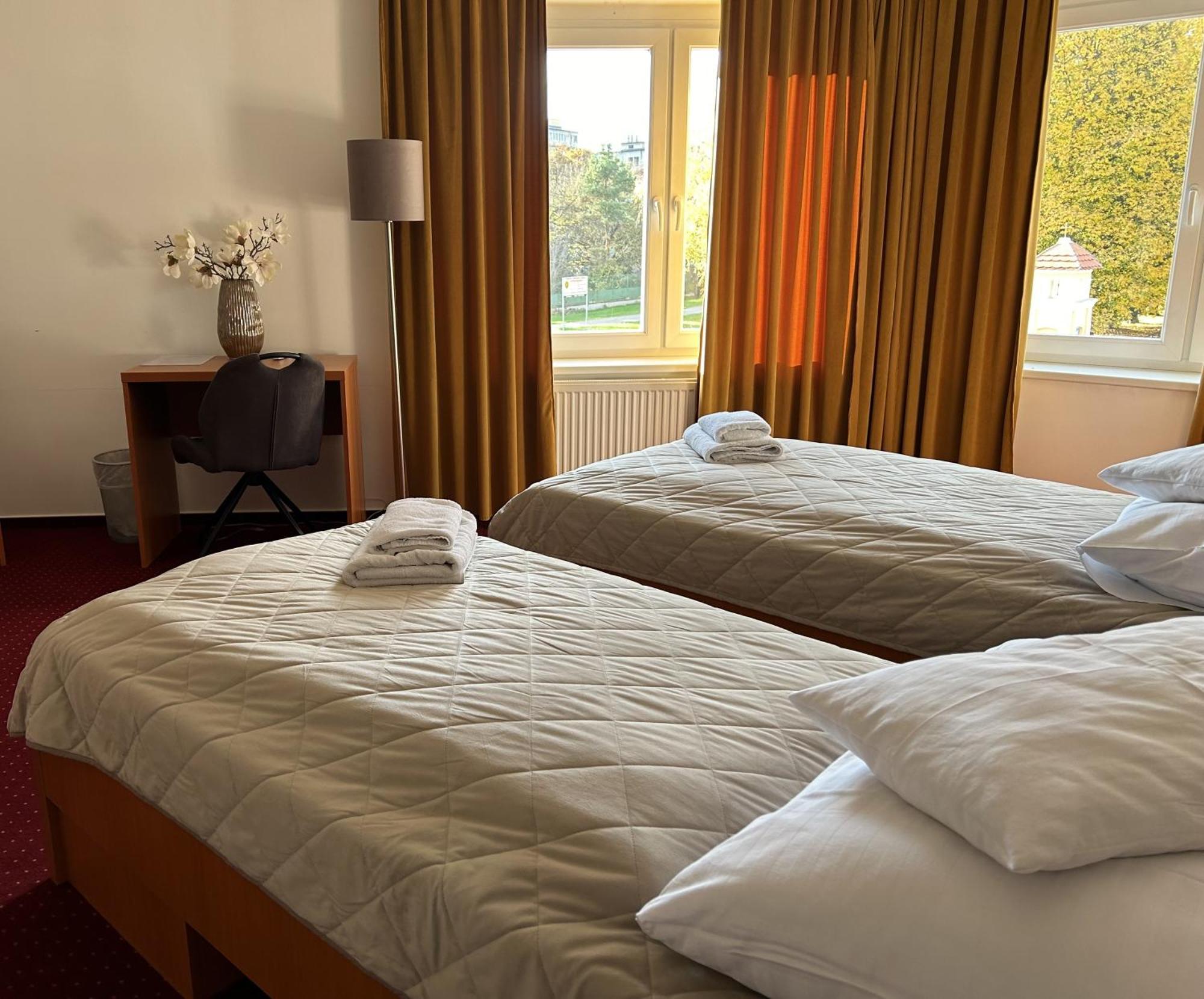 Hotel Evan U Hoffera Topoľčany エクステリア 写真
