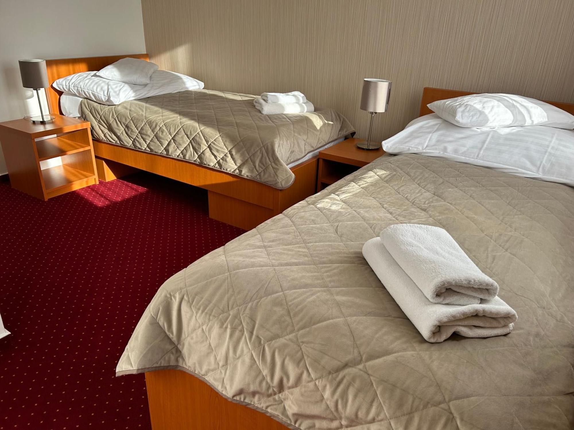 Hotel Evan U Hoffera Topoľčany エクステリア 写真