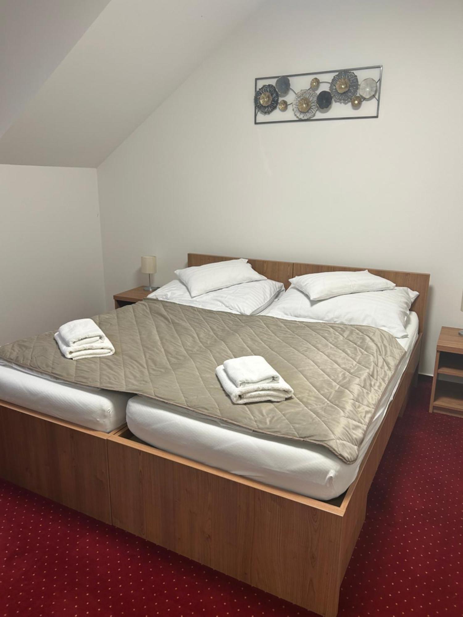 Hotel Evan U Hoffera Topoľčany エクステリア 写真