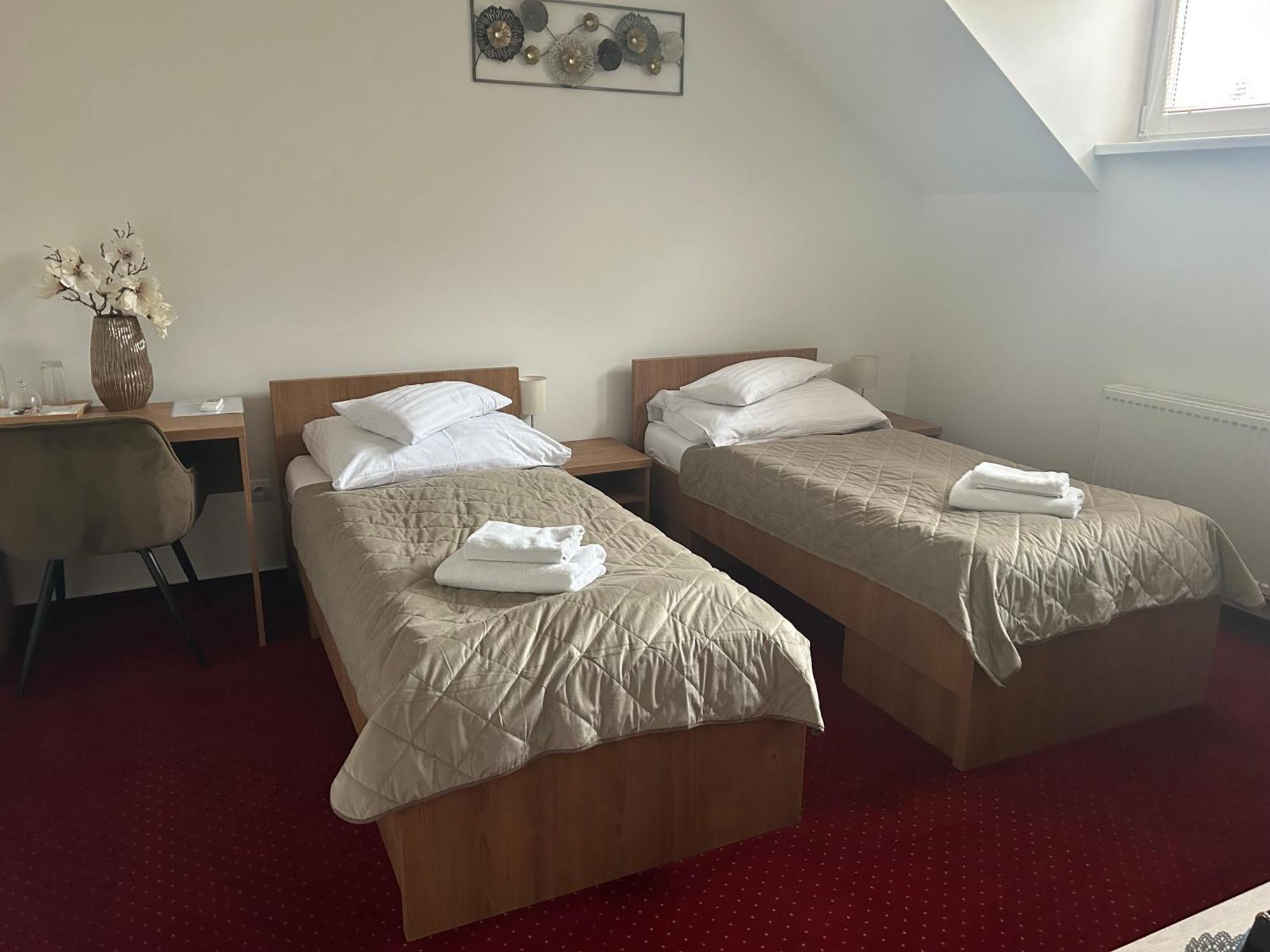 Hotel Evan U Hoffera Topoľčany エクステリア 写真