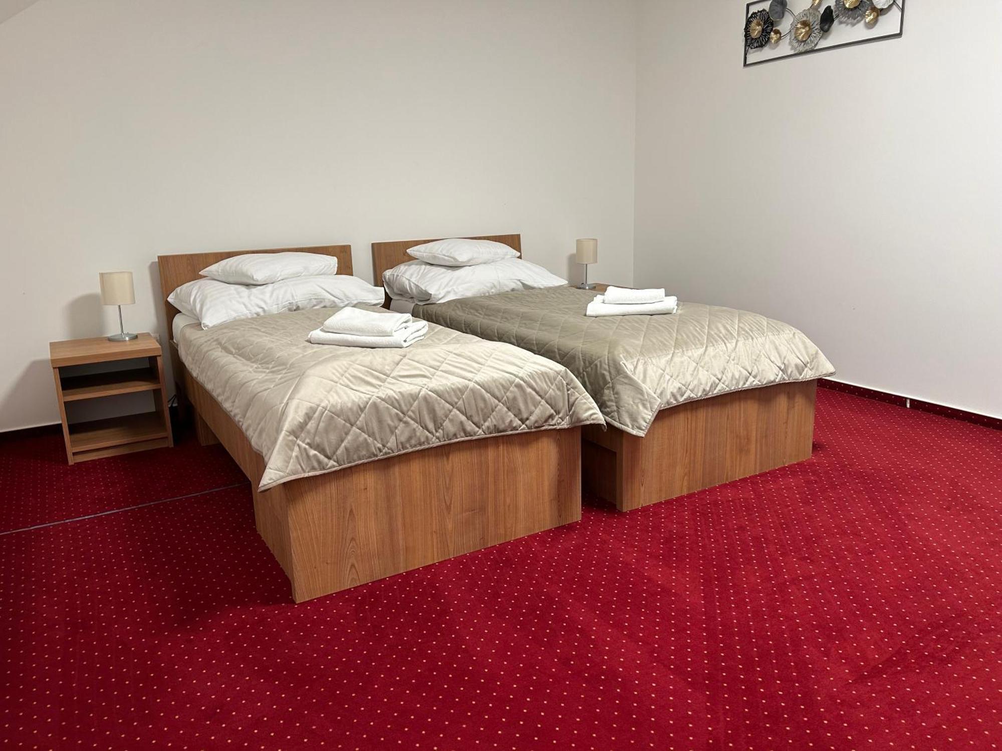 Hotel Evan U Hoffera Topoľčany エクステリア 写真