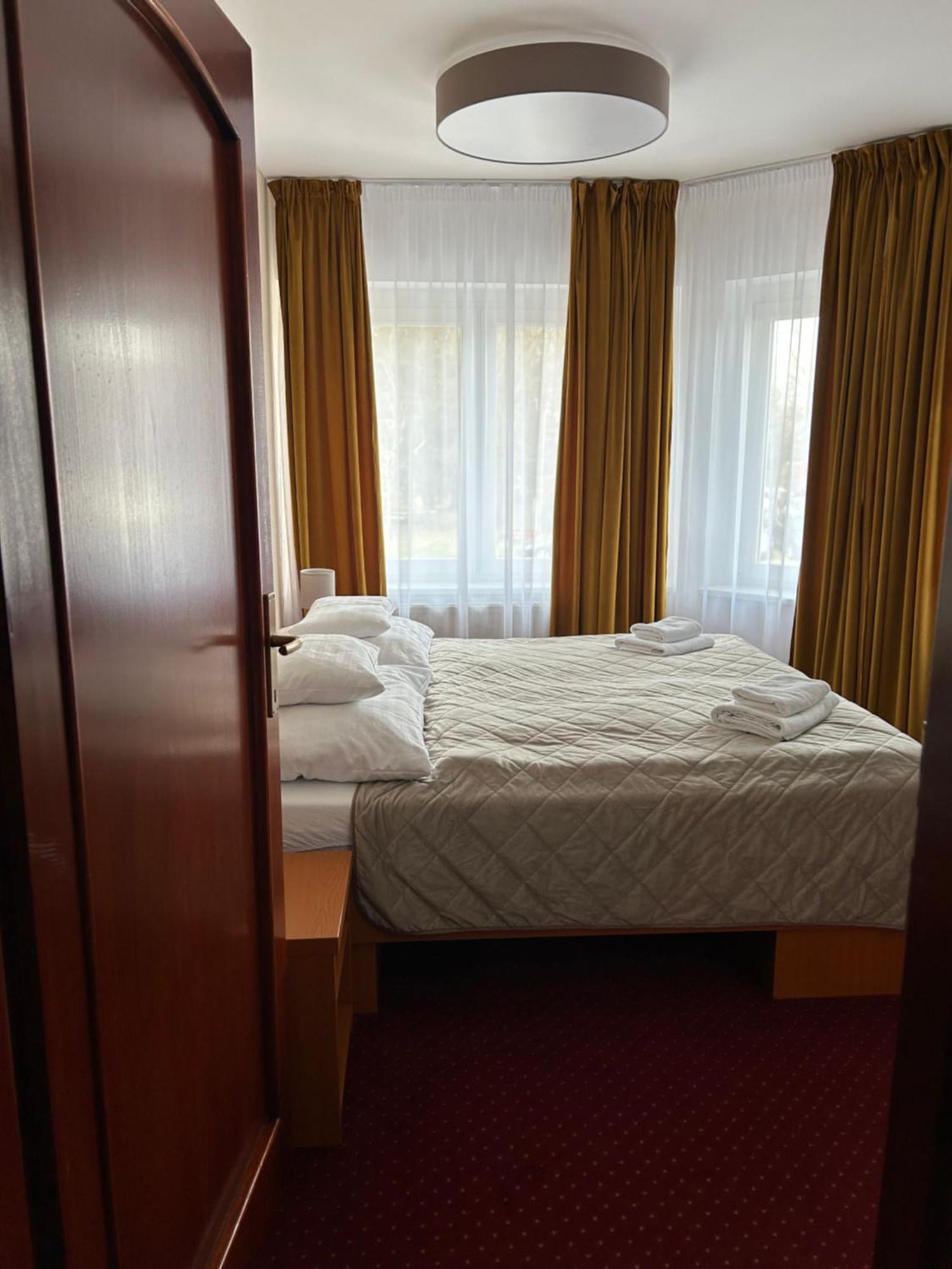 Hotel Evan U Hoffera Topoľčany エクステリア 写真