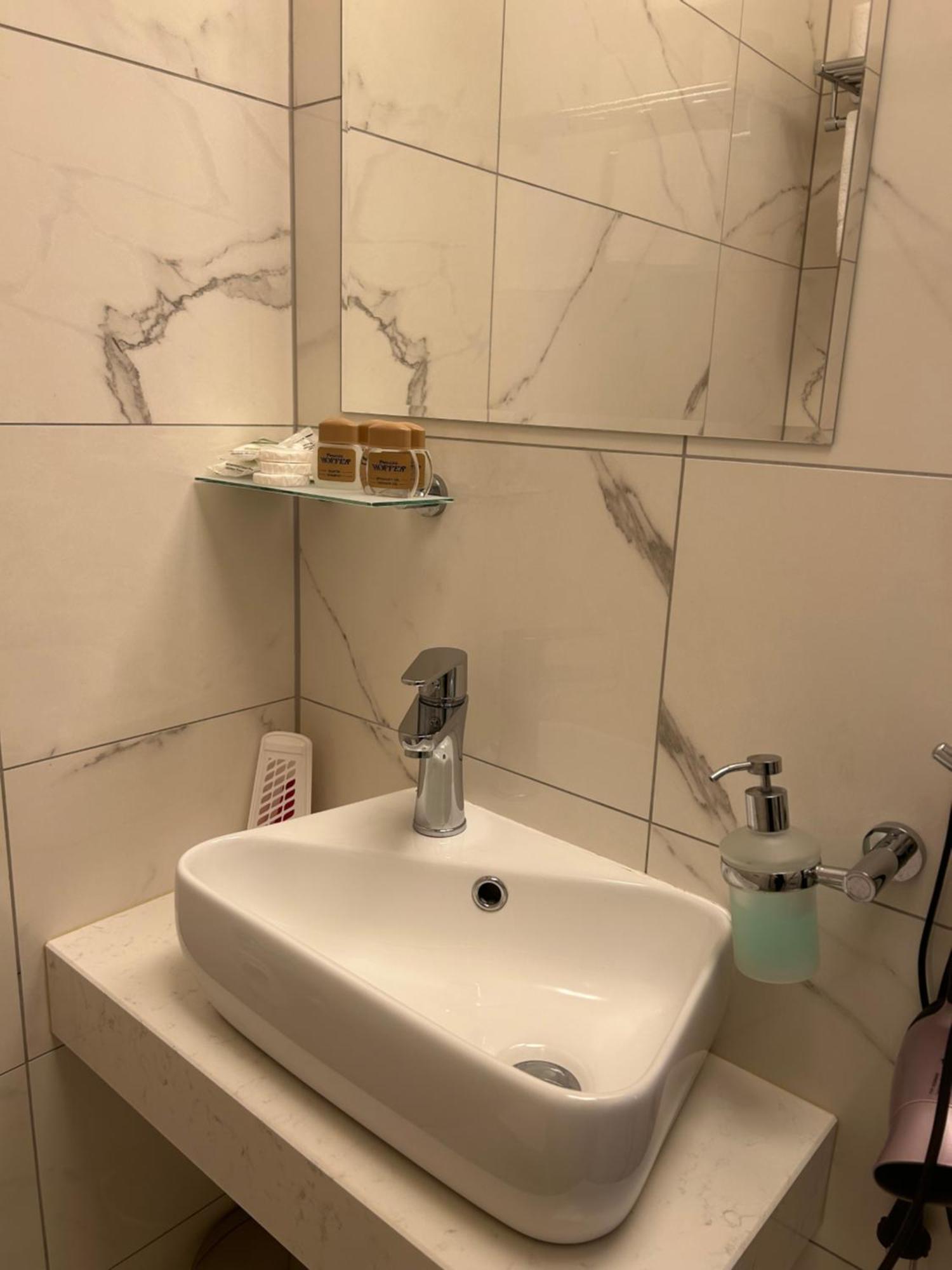 Hotel Evan U Hoffera Topoľčany エクステリア 写真