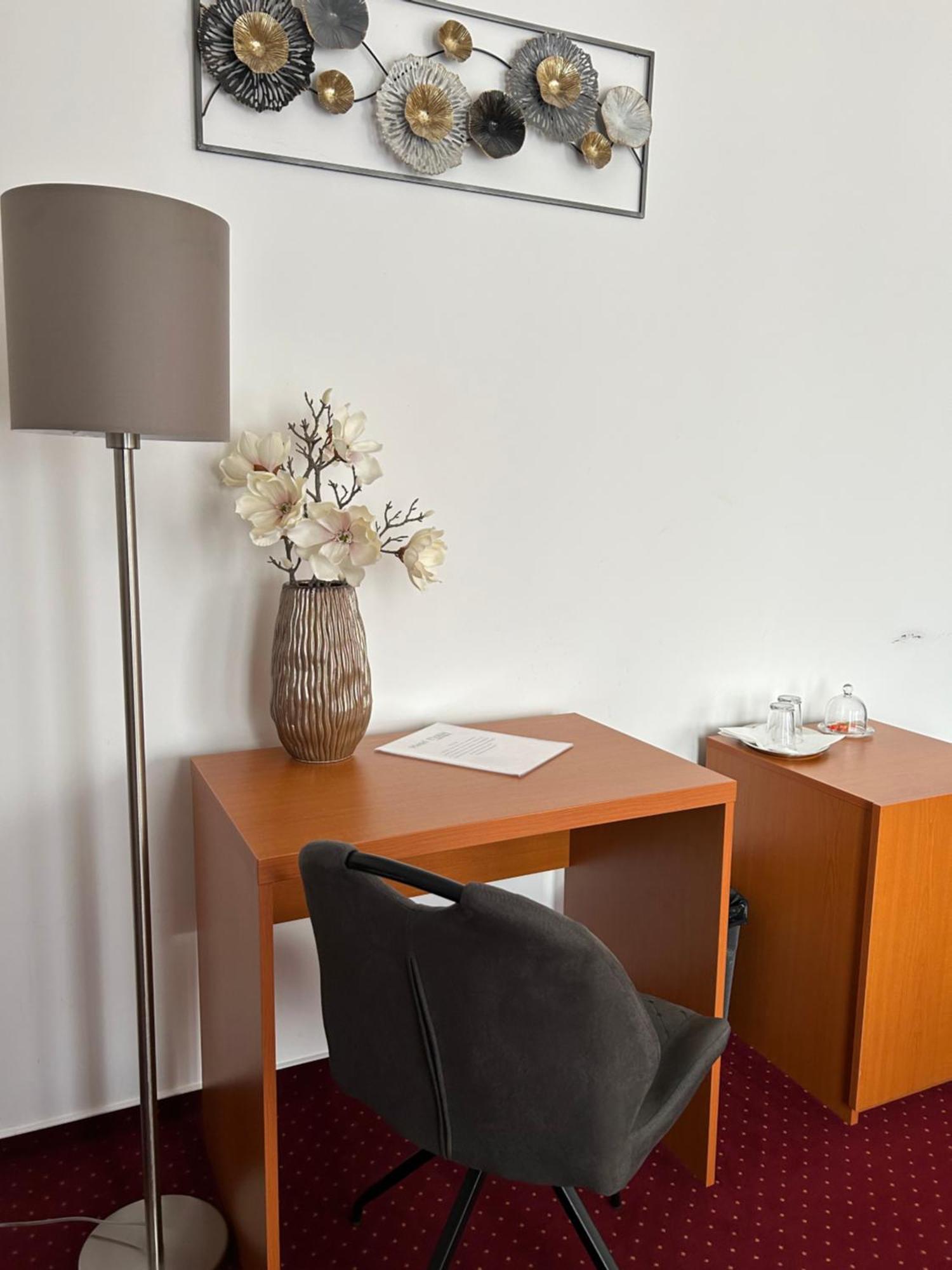Hotel Evan U Hoffera Topoľčany エクステリア 写真