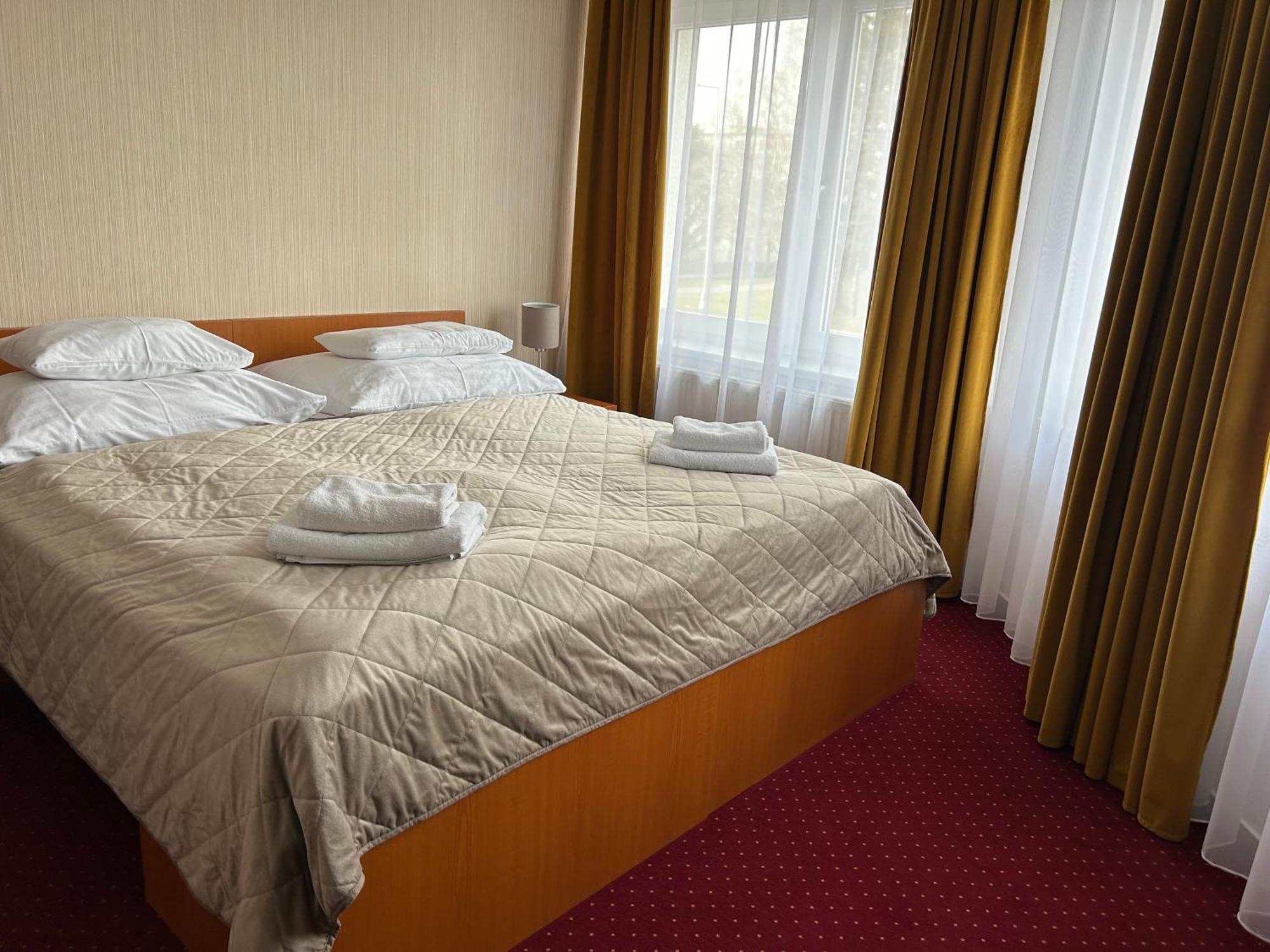 Hotel Evan U Hoffera Topoľčany エクステリア 写真