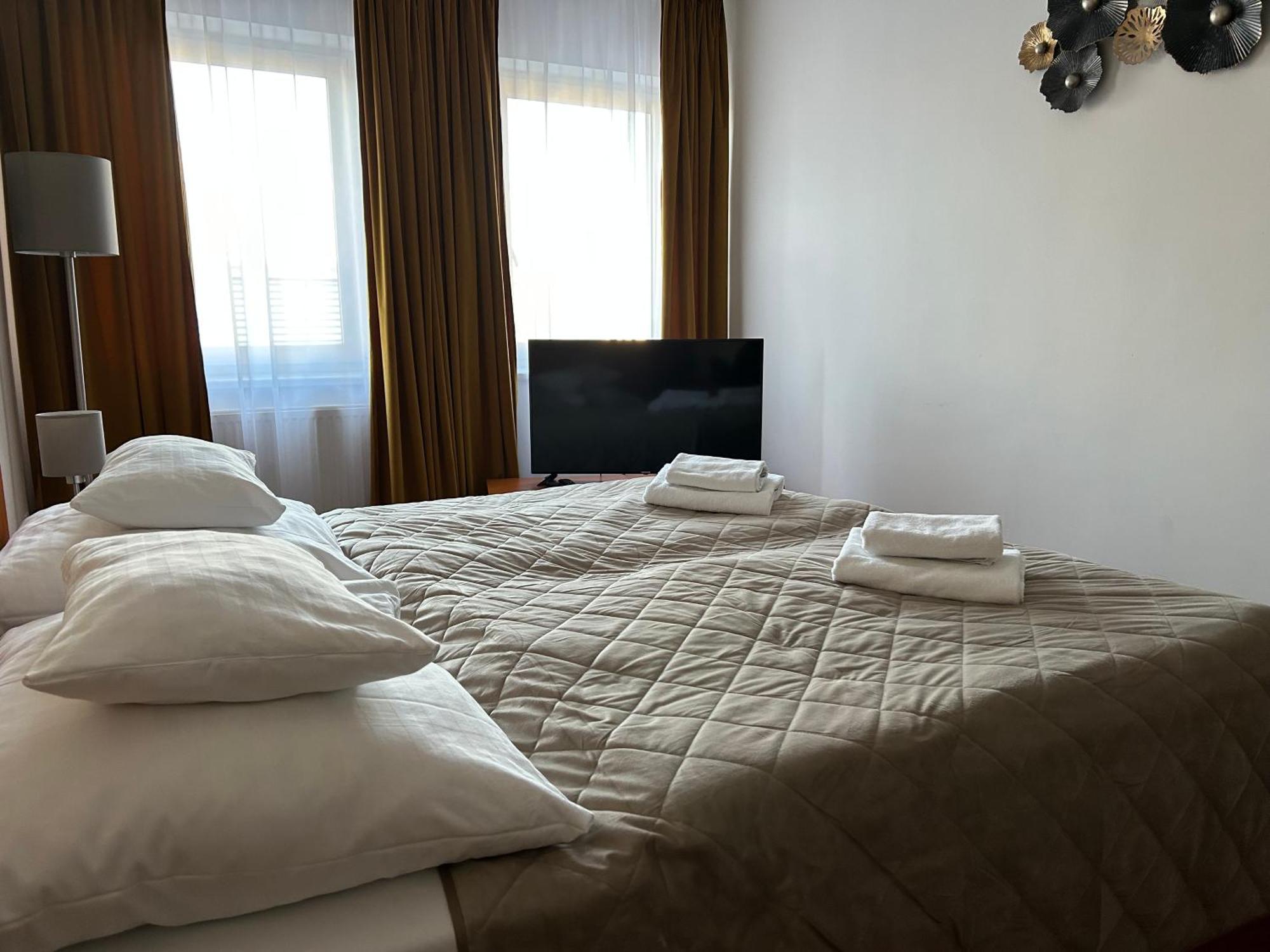Hotel Evan U Hoffera Topoľčany エクステリア 写真