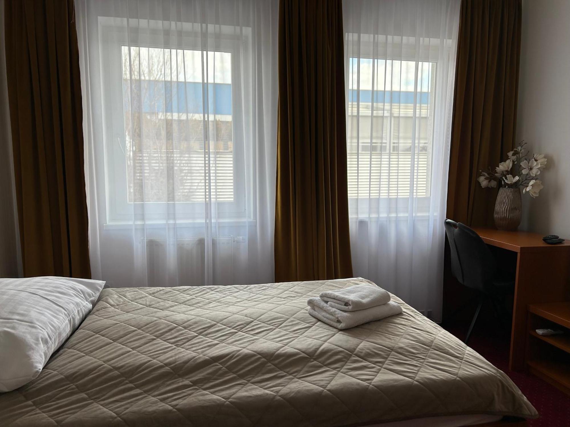 Hotel Evan U Hoffera Topoľčany エクステリア 写真