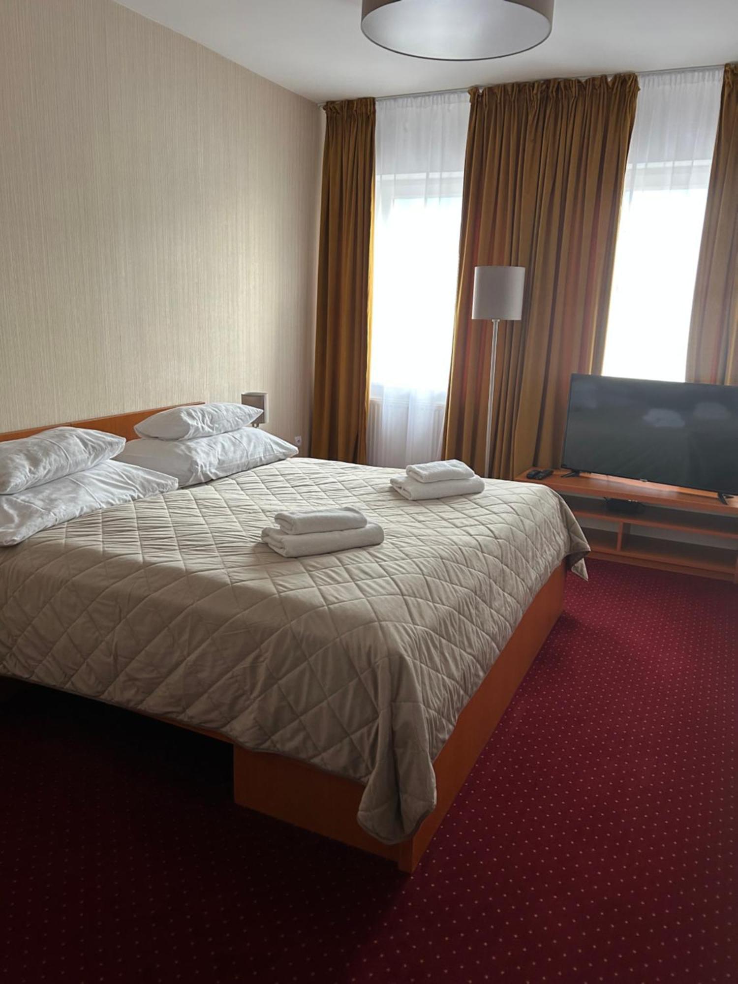 Hotel Evan U Hoffera Topoľčany エクステリア 写真