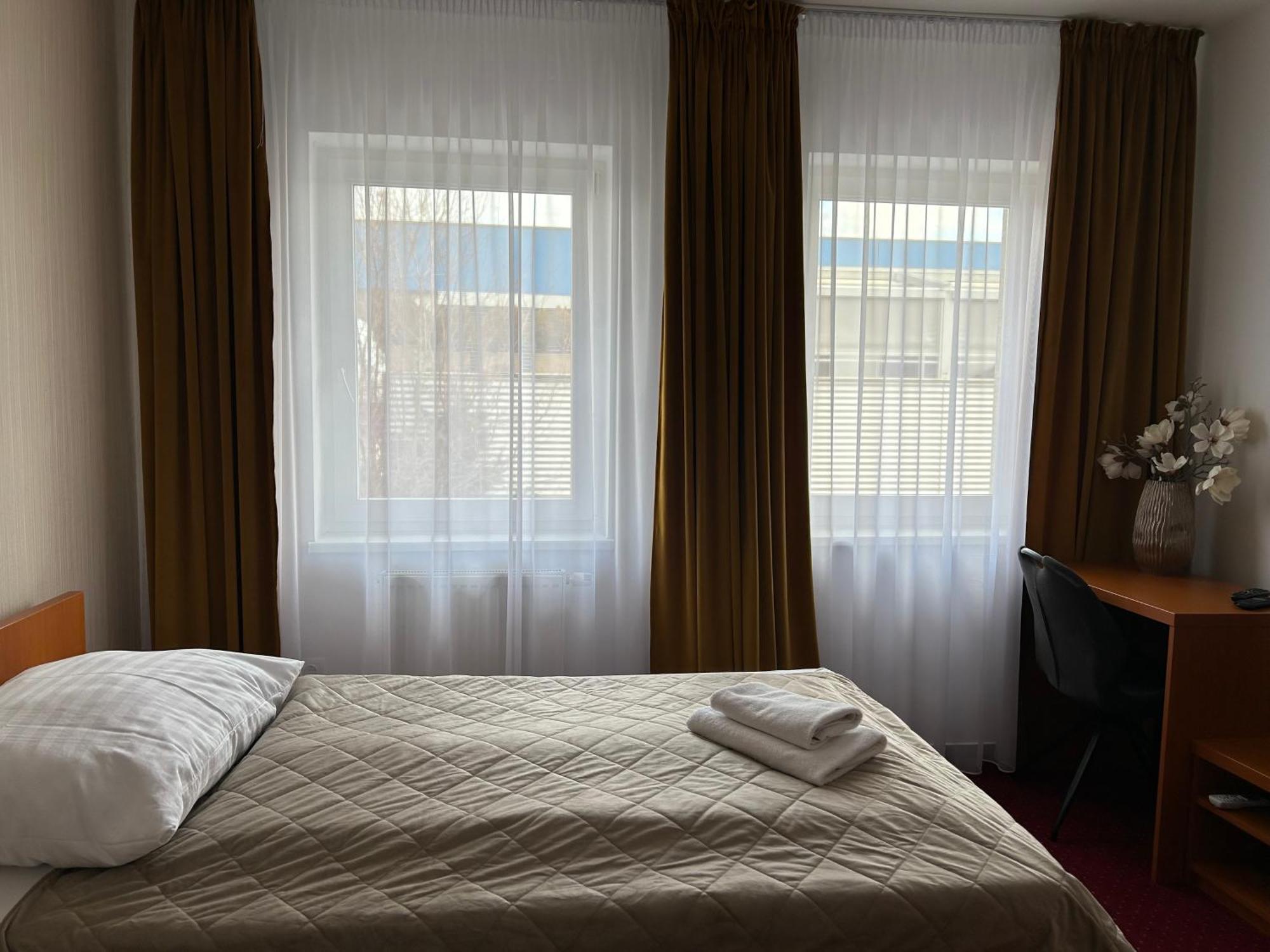 Hotel Evan U Hoffera Topoľčany エクステリア 写真