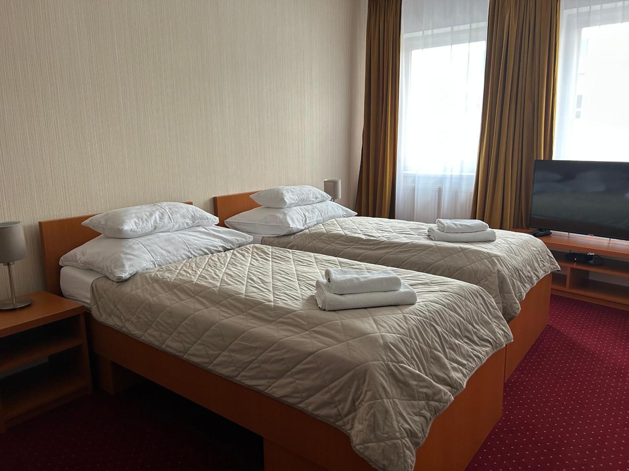 Hotel Evan U Hoffera Topoľčany エクステリア 写真